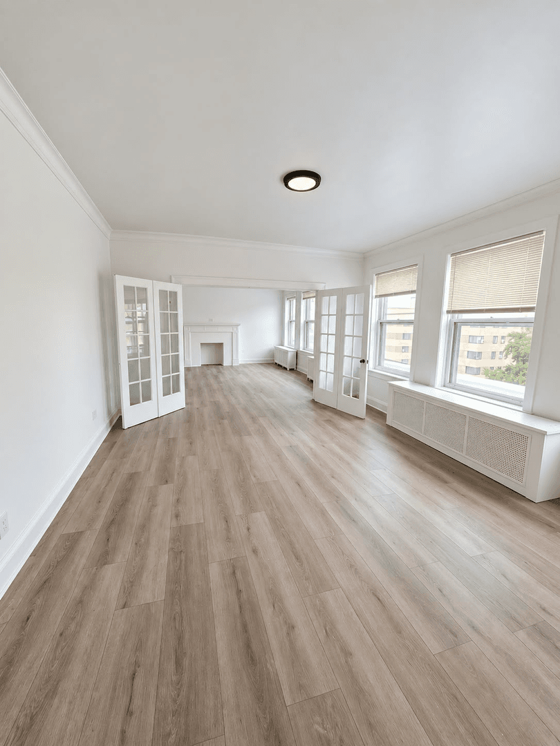 Chicago Apartment: 915 W Carmen Ave