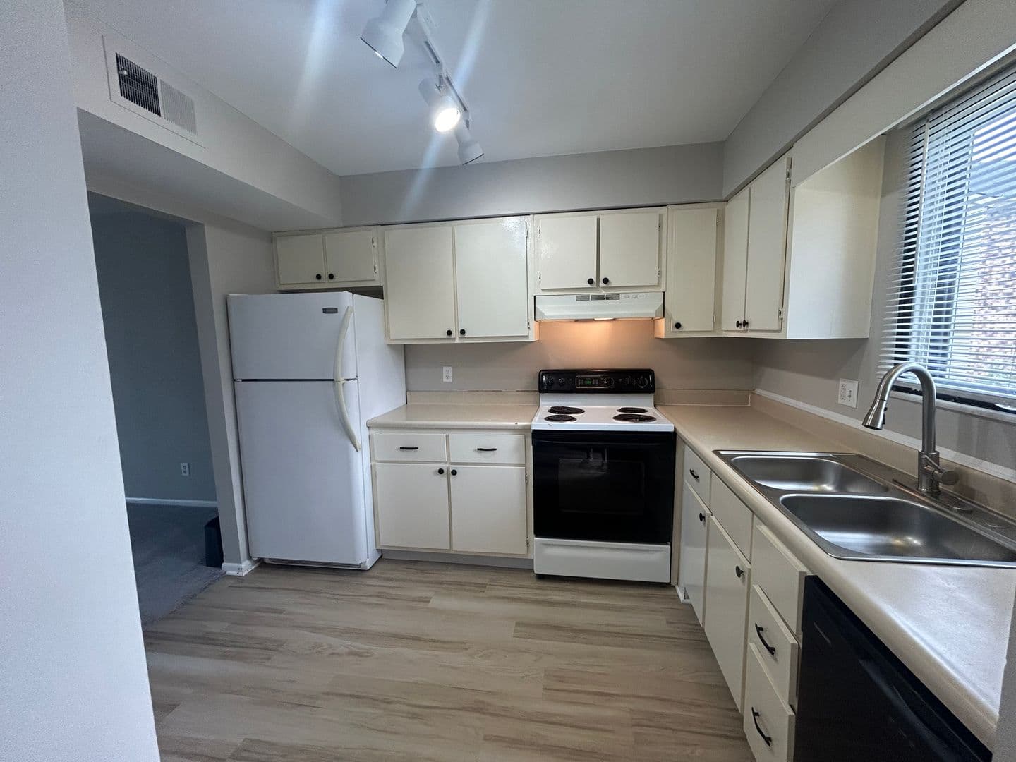 Fort Wayne Apartment: 220 E. Hoover Dr.