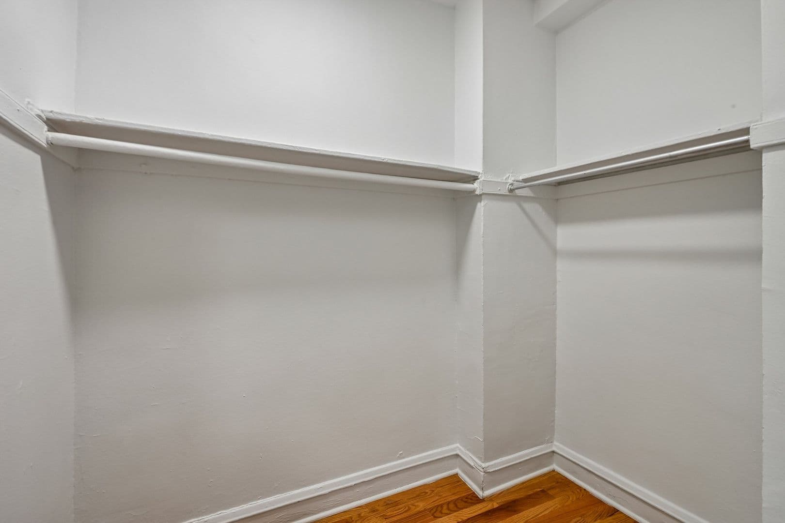 Chicago Apartment: 915 W Carmen Ave