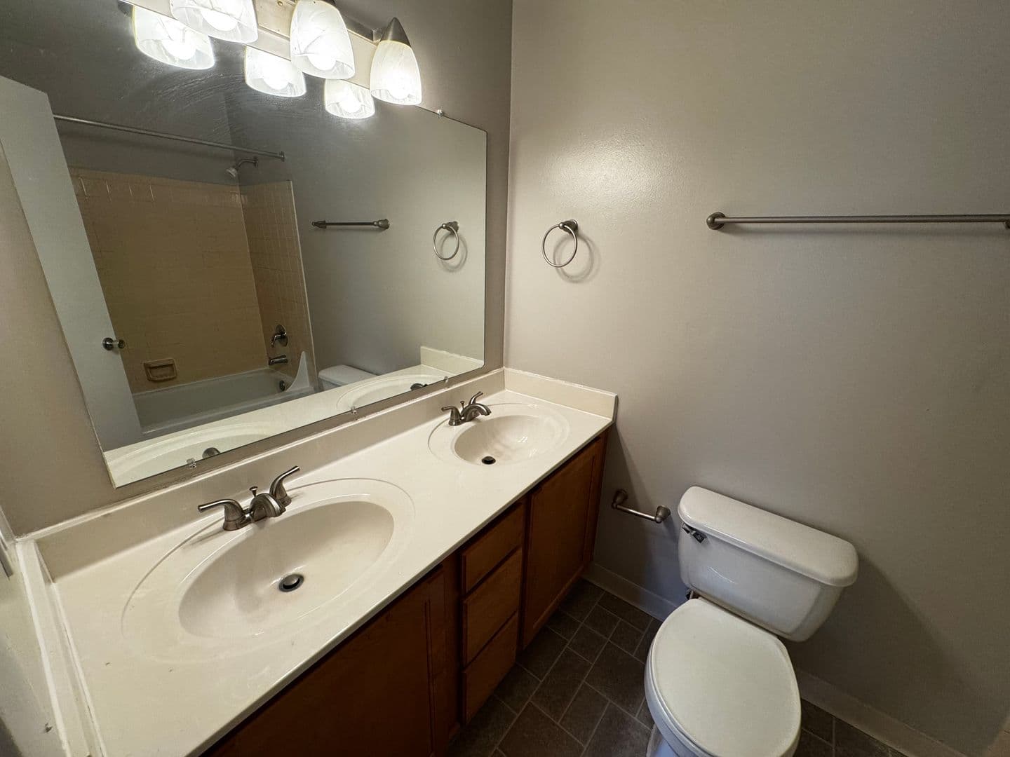 Fort Wayne Apartment: 5810 Meadows Dr.