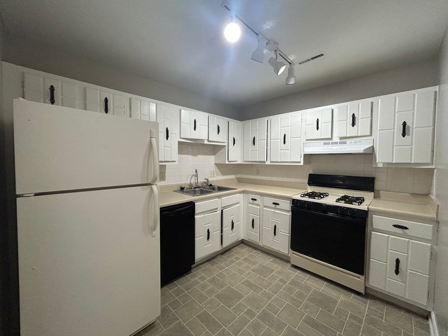 Fort Wayne Apartment: 700 Candlelite Ct