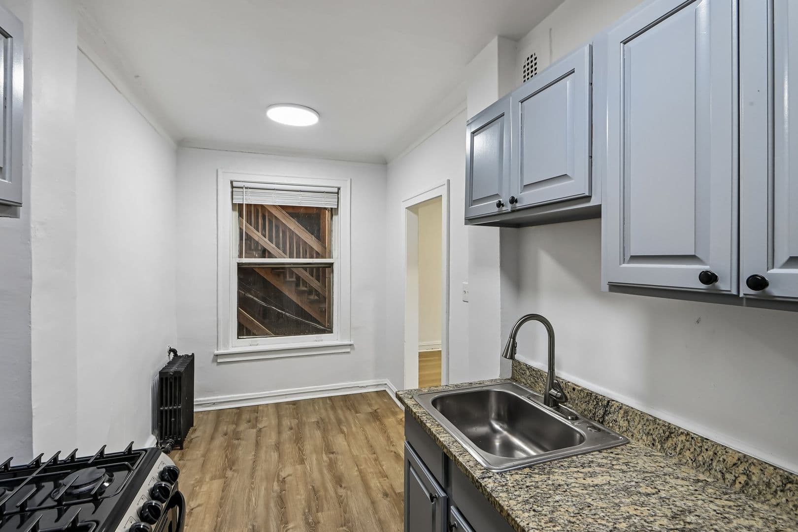 Chicago Apartment: 915 W Carmen Ave