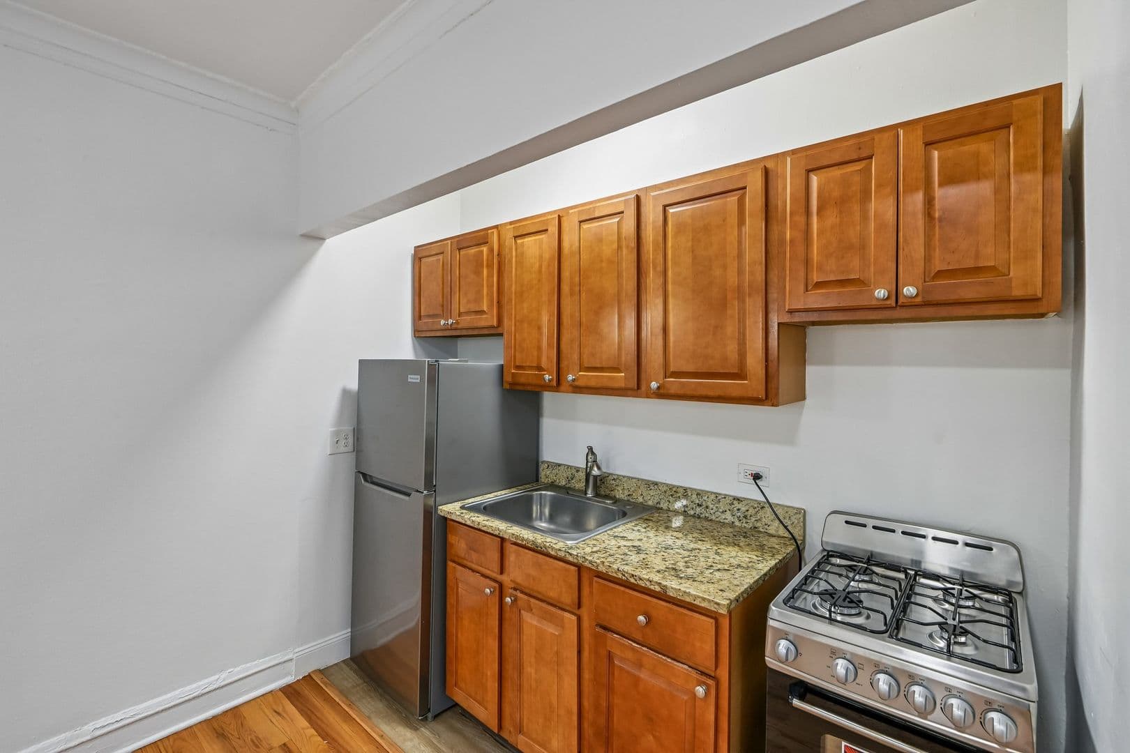 Chicago Apartment: 915 W Carmen Ave