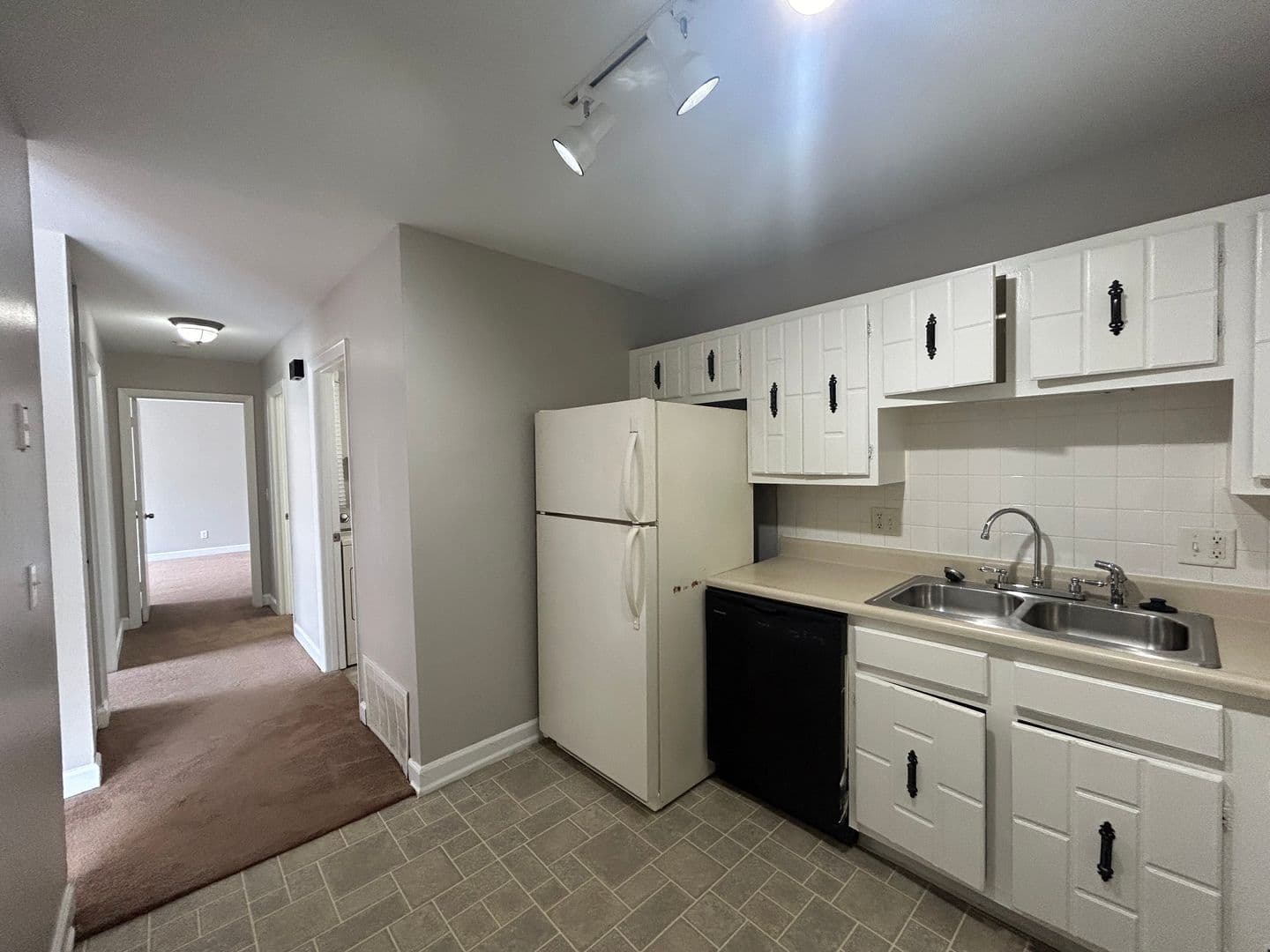 Fort Wayne Apartment: 700 Candlelite Ct