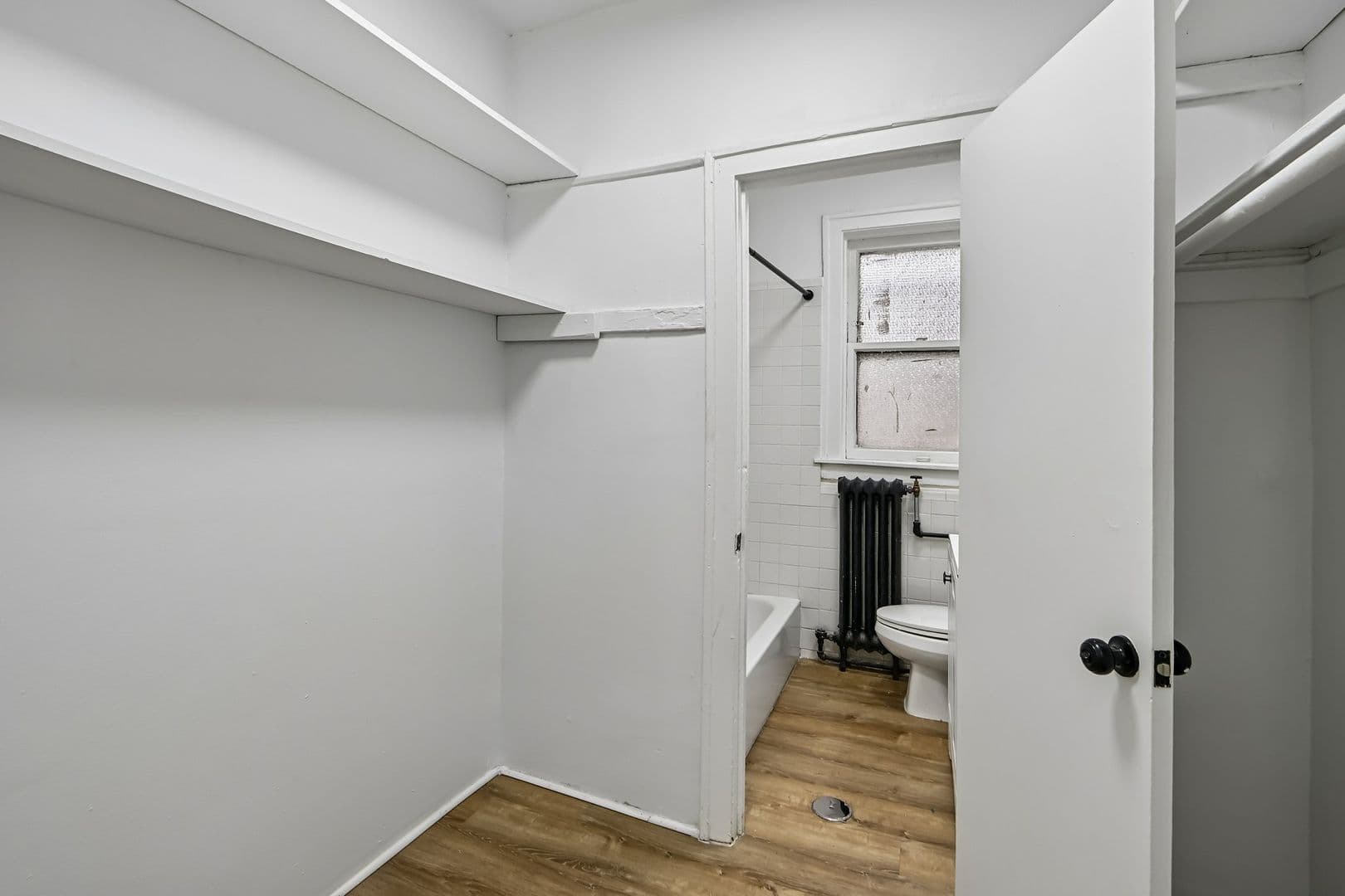 Chicago Apartment: 915 W Carmen Ave