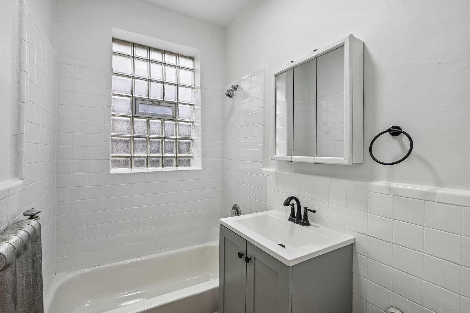 Chicago Apartment: 915 W Carmen Ave