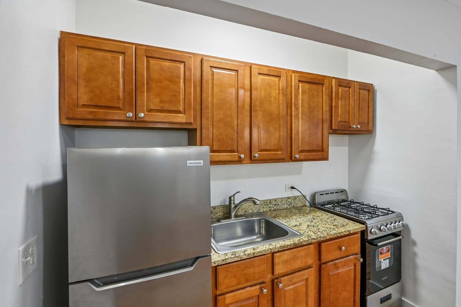 Chicago Apartment: 915 W Carmen Ave