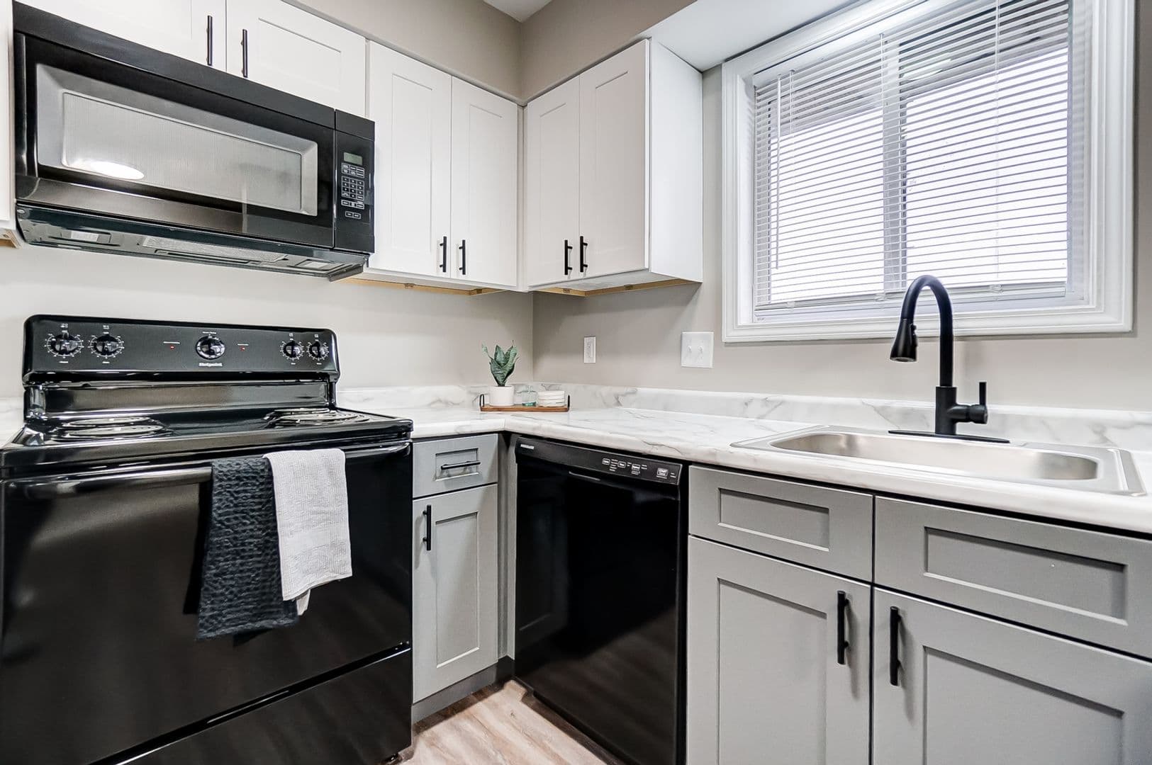 Fort Wayne Apartment: 1004 Fayette Drive