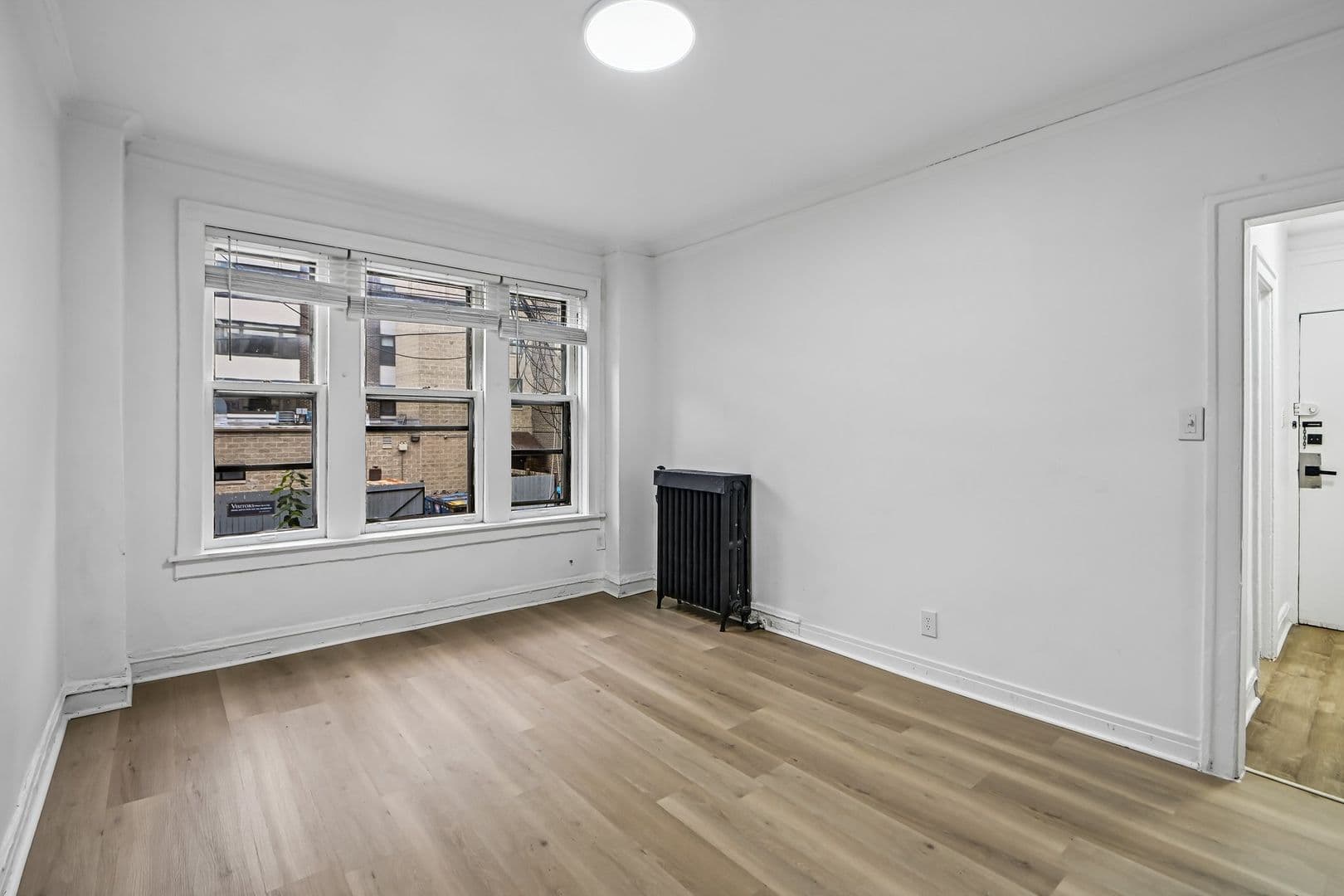 Chicago Apartment: 915 W Carmen Ave