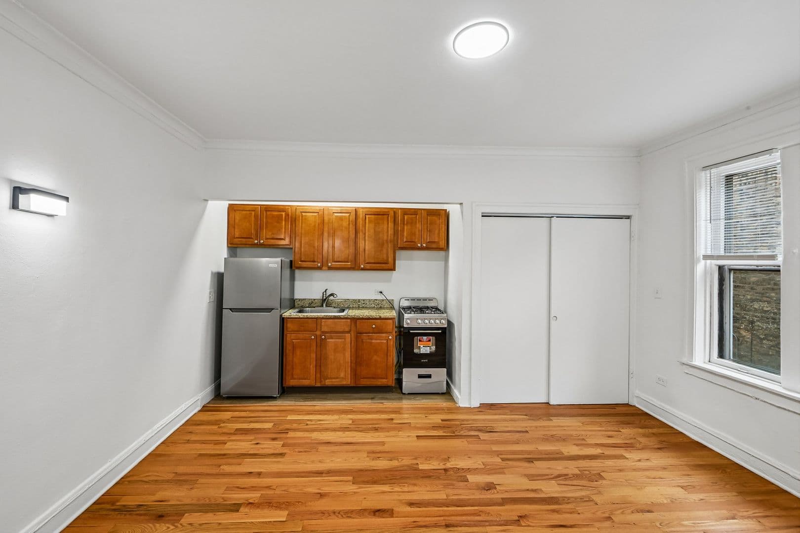 Chicago Apartment: 915 W Carmen Ave