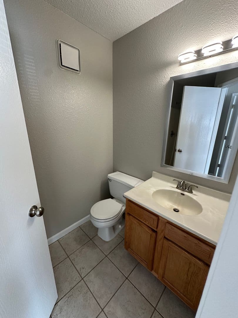 Fort Wayne Apartment: 502 Dolphin Drive