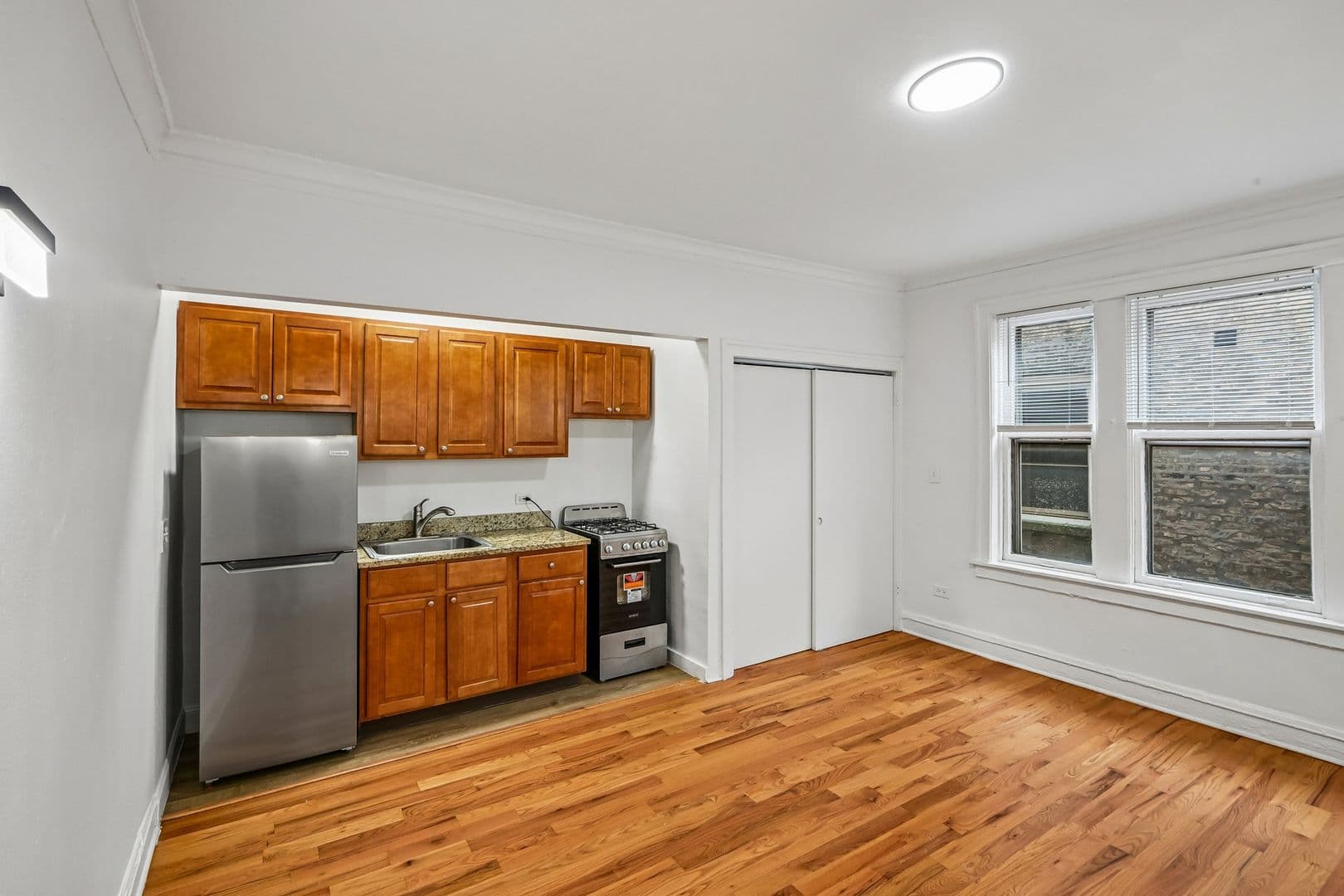 Chicago Apartment: 915 W Carmen Ave