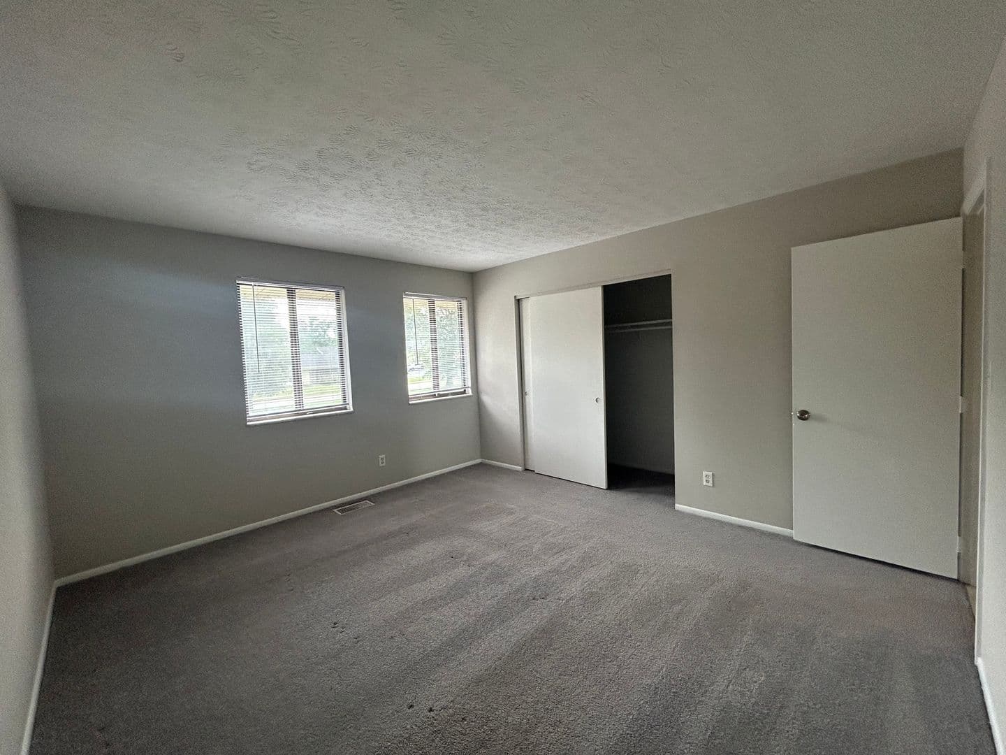 Fort Wayne Apartment: 220 E. Hoover Dr.