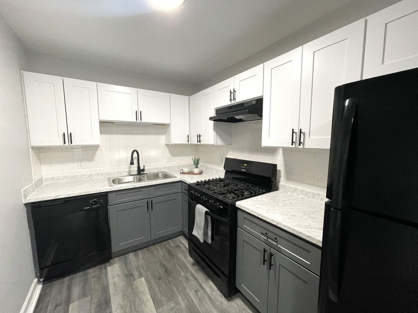 Fort Wayne Apartment: 700 Candlelite Ct