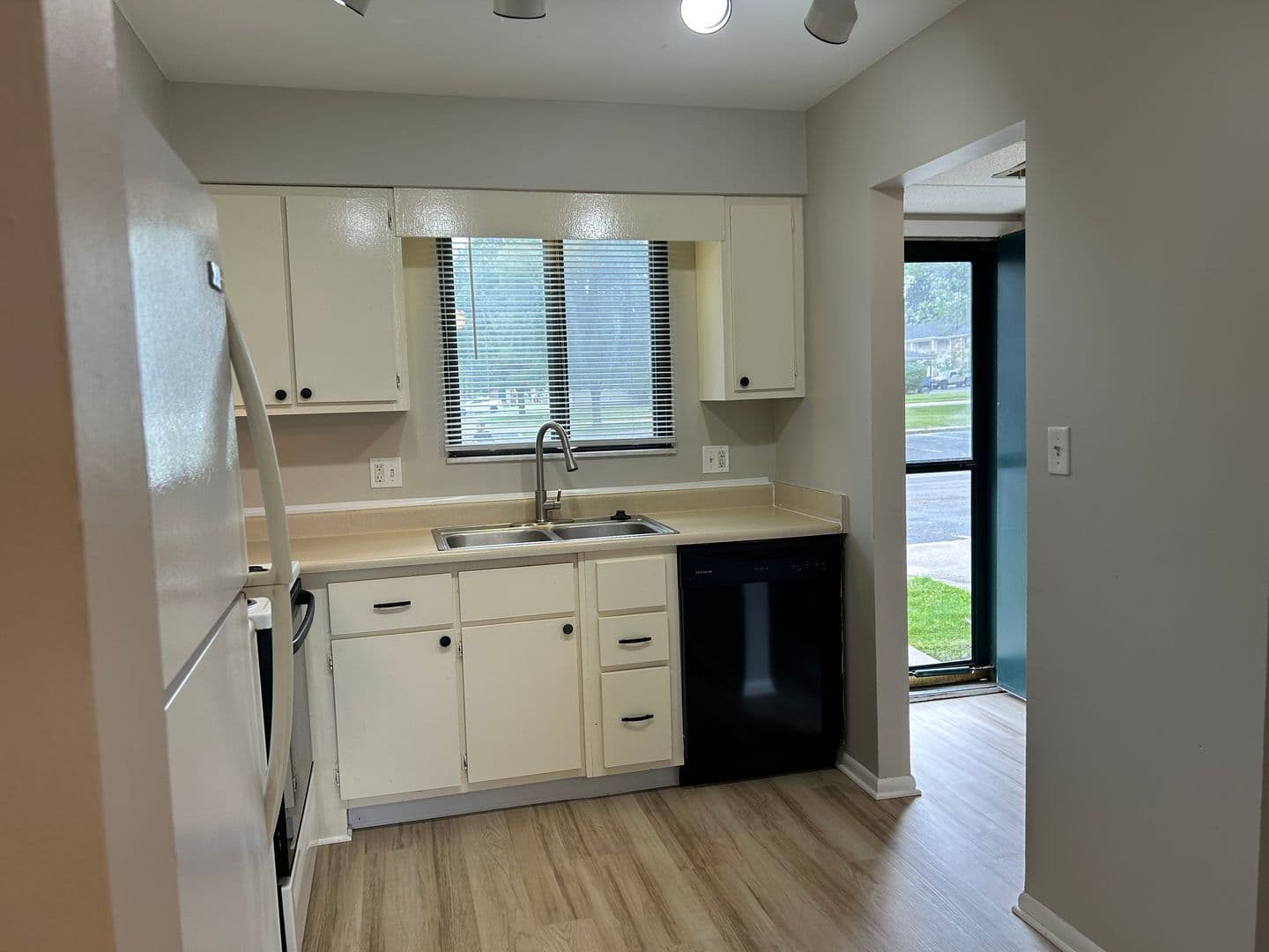 Fort Wayne Apartment: 220 E. Hoover Dr.