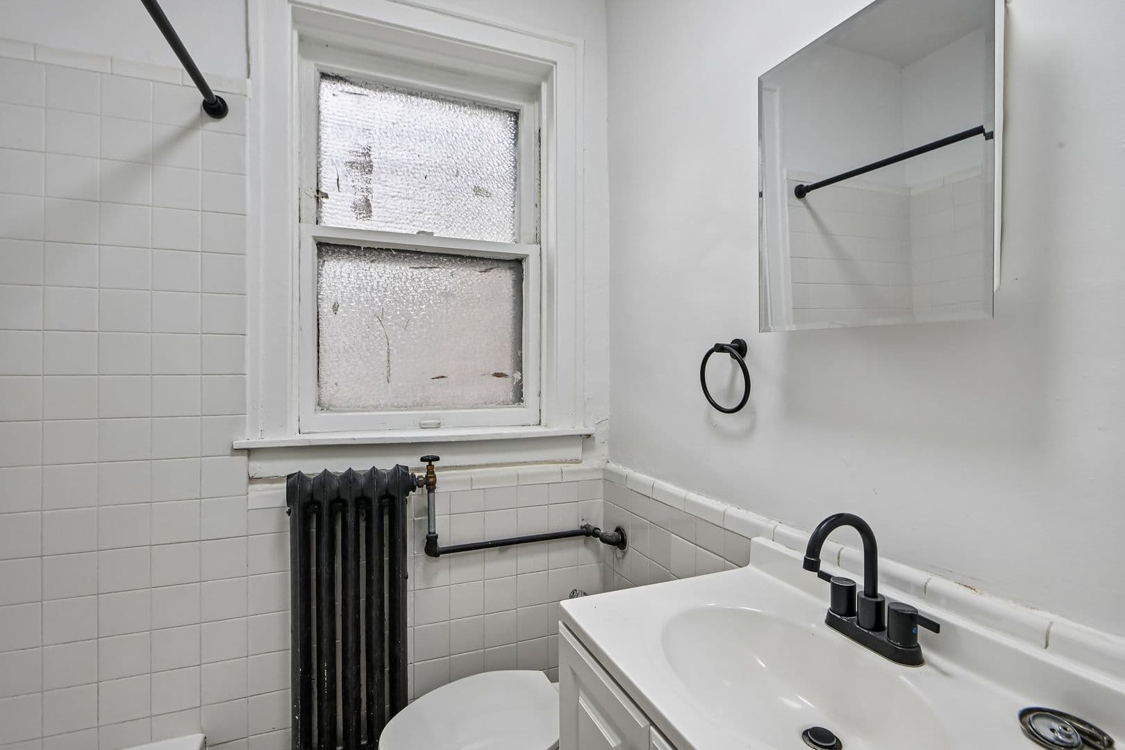 Chicago Apartment: 915 W Carmen Ave