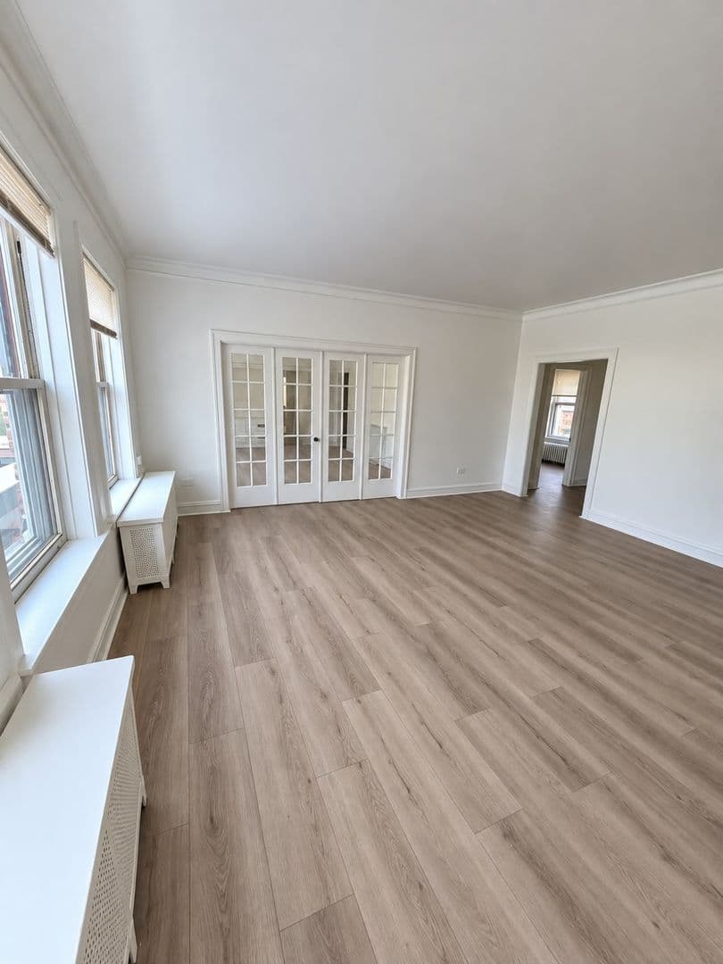 Chicago Apartment: 915 W Carmen Ave