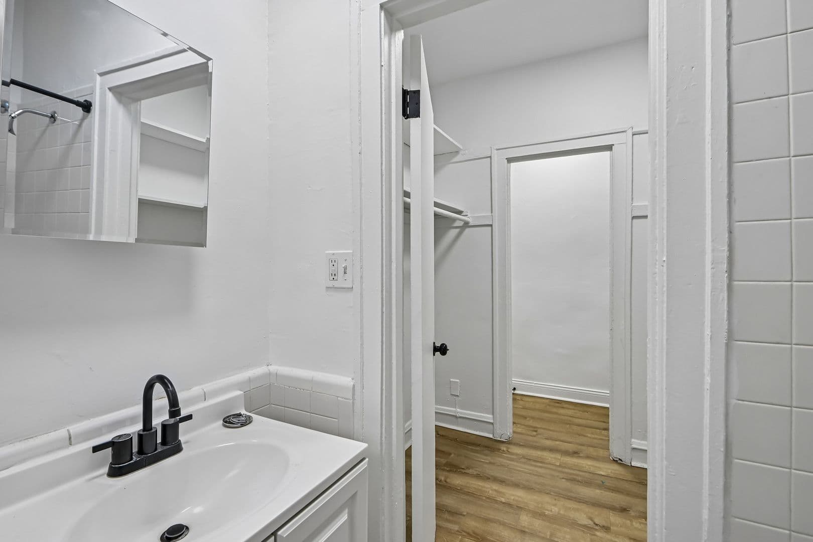 Chicago Apartment: 915 W Carmen Ave