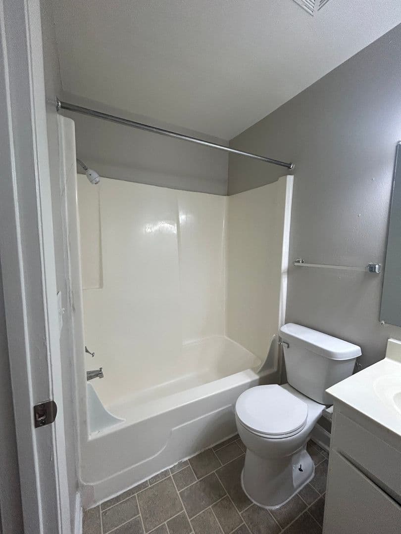 Fort Wayne Apartment: 700 Candlelite Ct