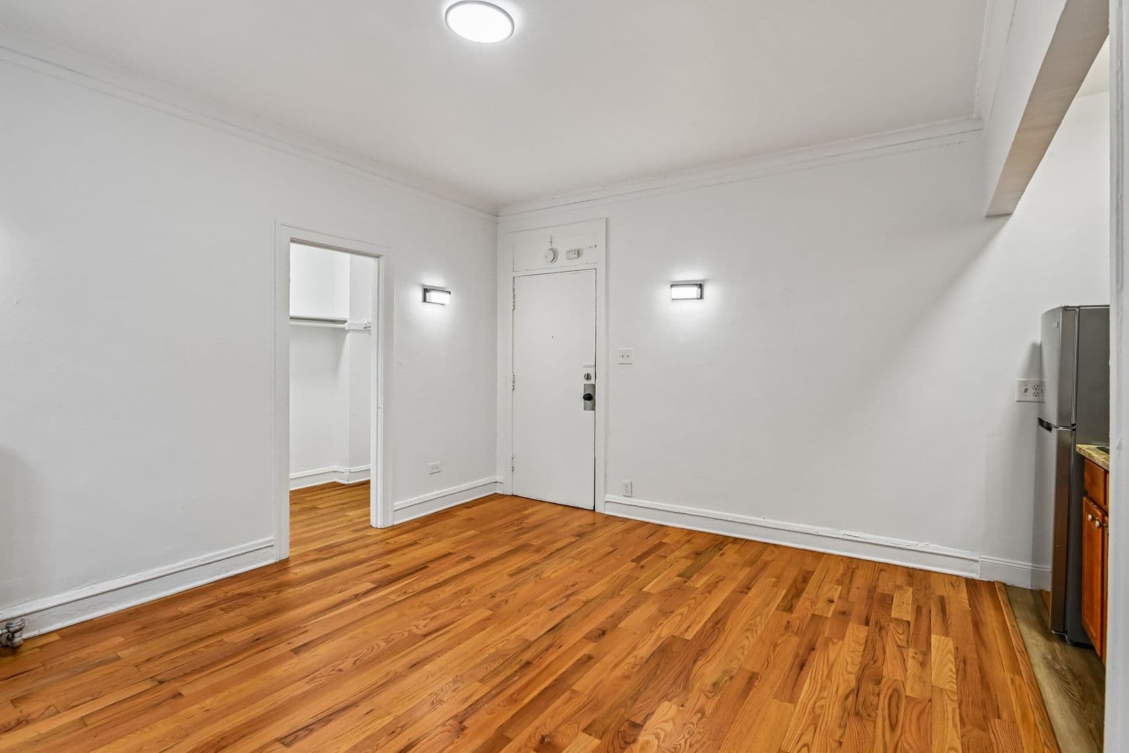 Chicago Apartment: 915 W Carmen Ave