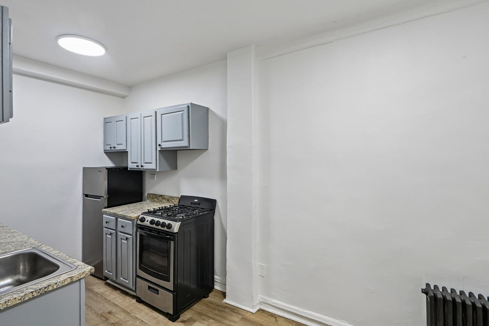 Chicago Apartment: 915 W Carmen Ave