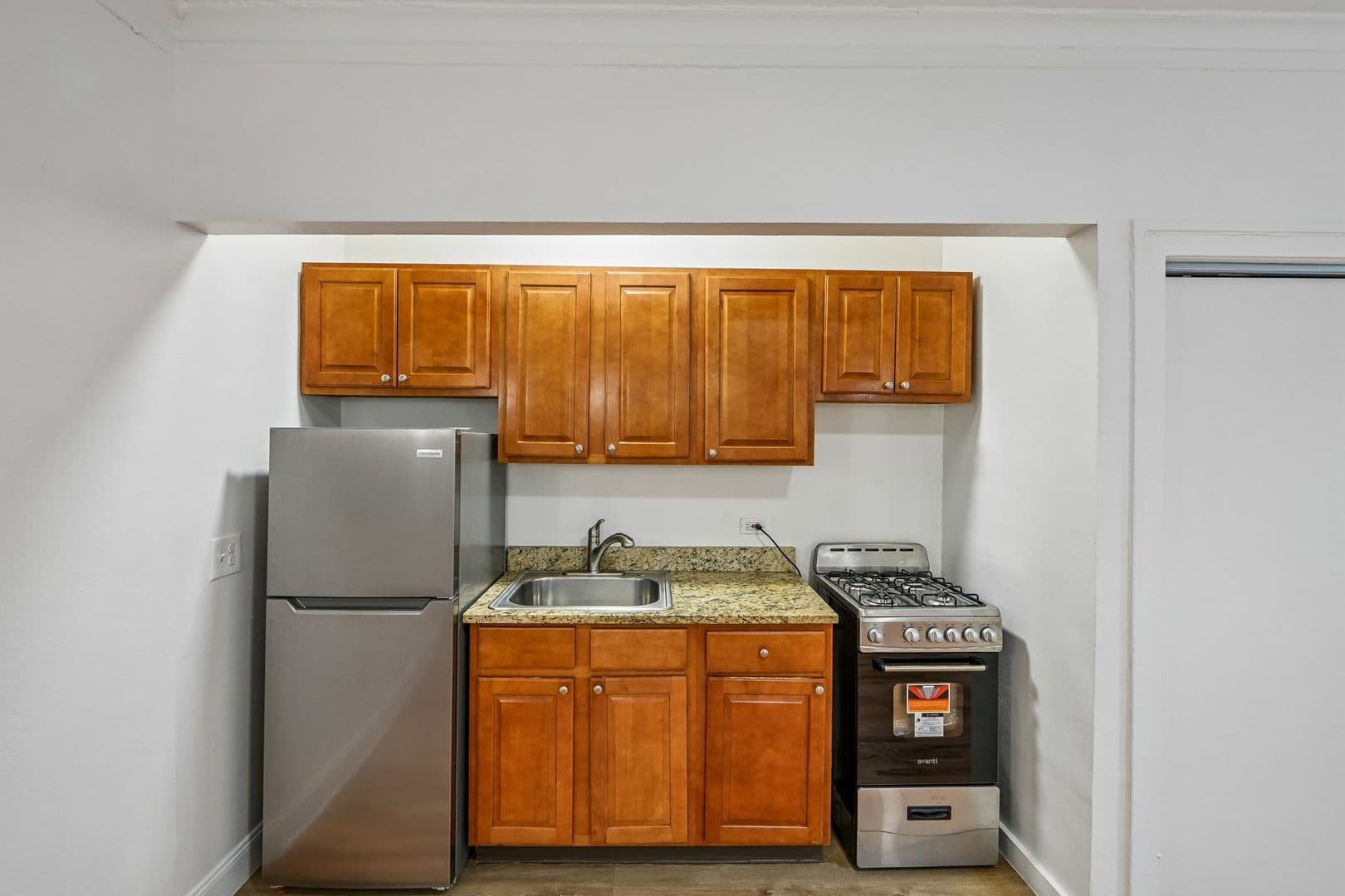 Chicago Apartment: 915 W Carmen Ave