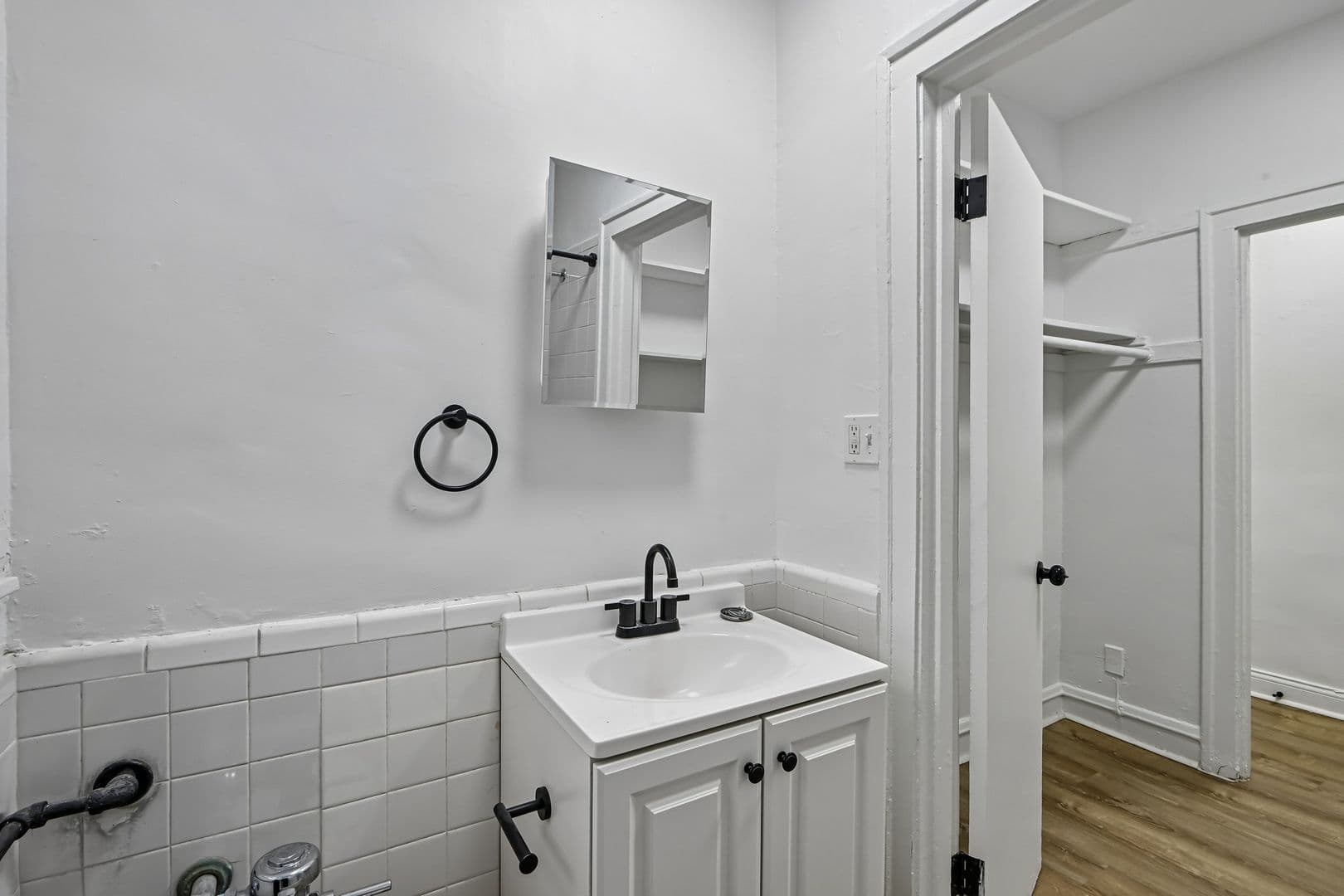 Chicago Apartment: 915 W Carmen Ave