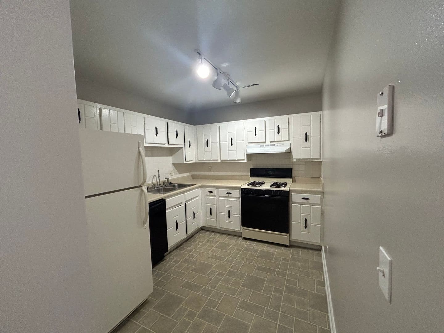 Fort Wayne Apartment: 700 Candlelite Ct