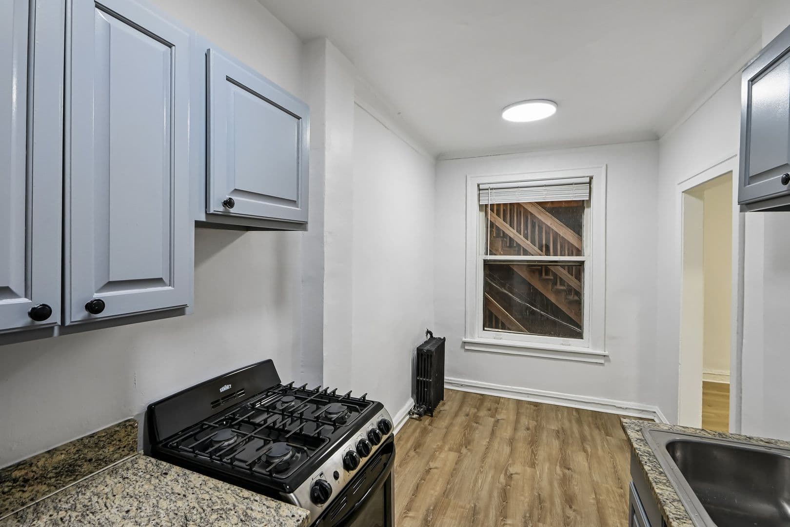 Chicago Apartment: 915 W Carmen Ave