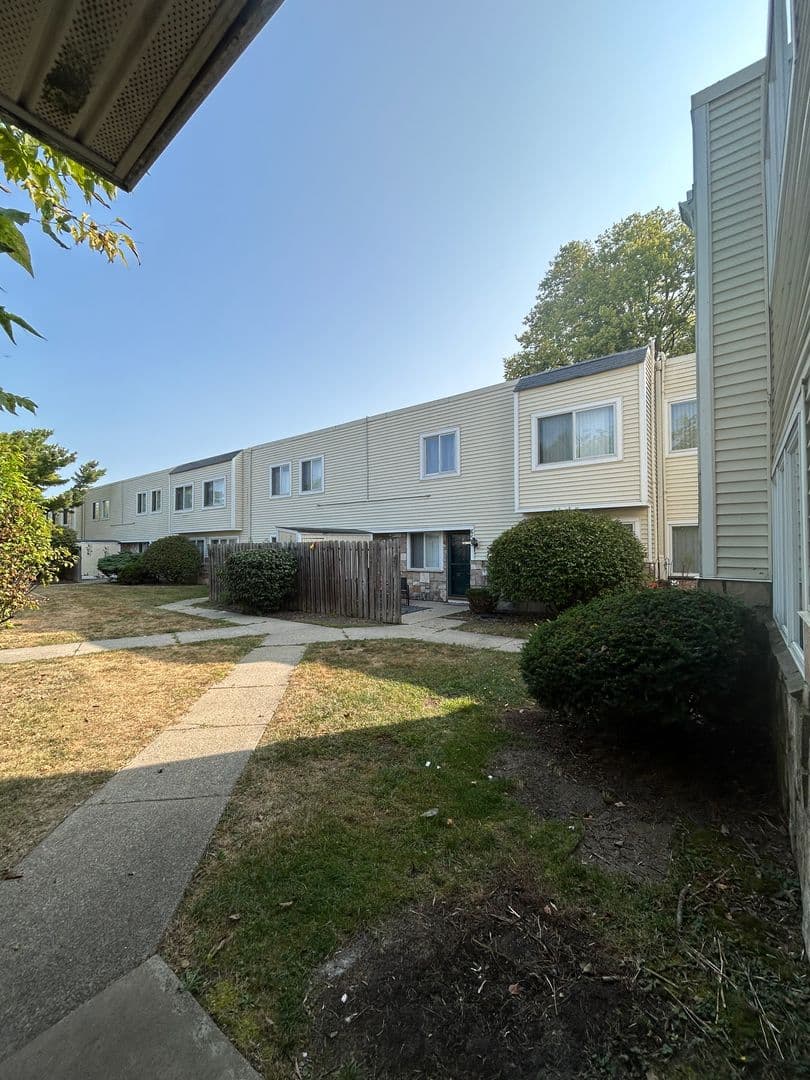 Fort Wayne Apartment: 700 Candlelite Ct