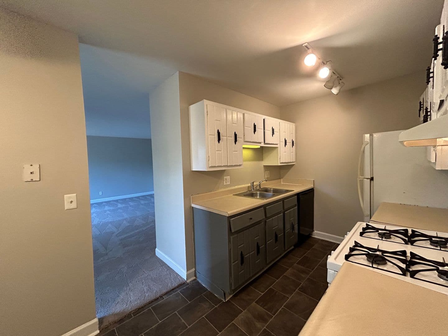 Fort Wayne Apartment: 700 Candlelite Ct