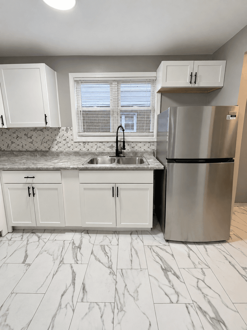 Gary Apartment: 901-15 W 35th Ave.