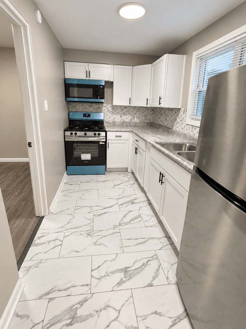 Gary Apartment: 901-15 W 35th Ave.