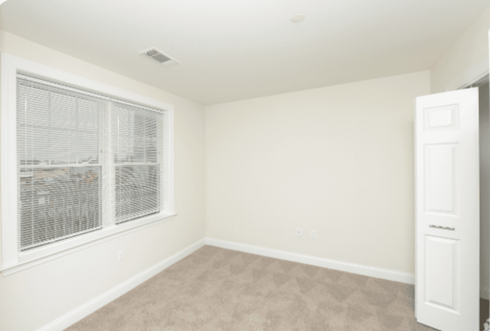 South Easton Apartment: 11 Roosevelt