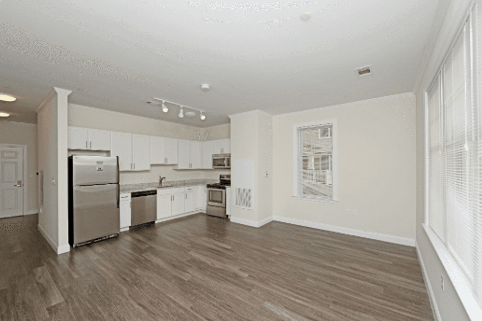 South Easton Apartment: 11 Roosevelt
