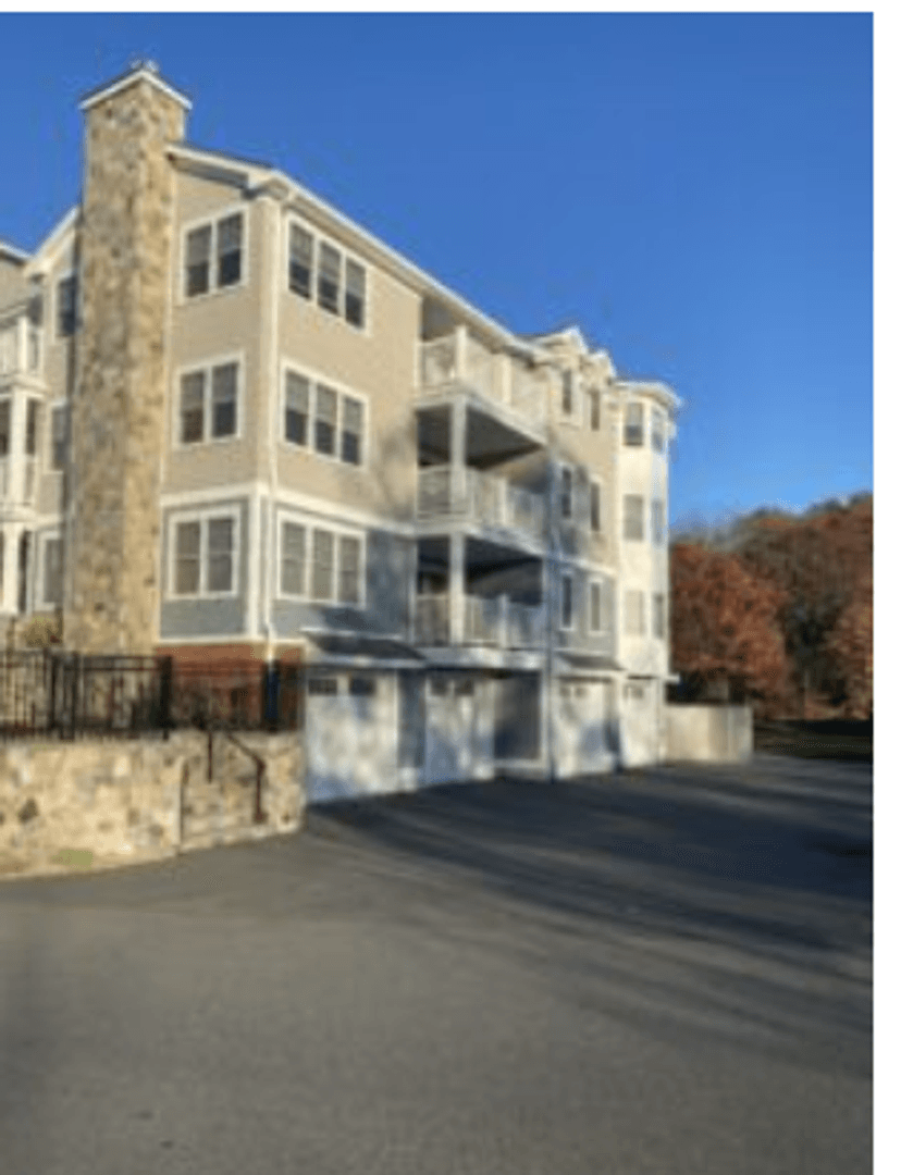 South Easton Apartment: 11 Roosevelt