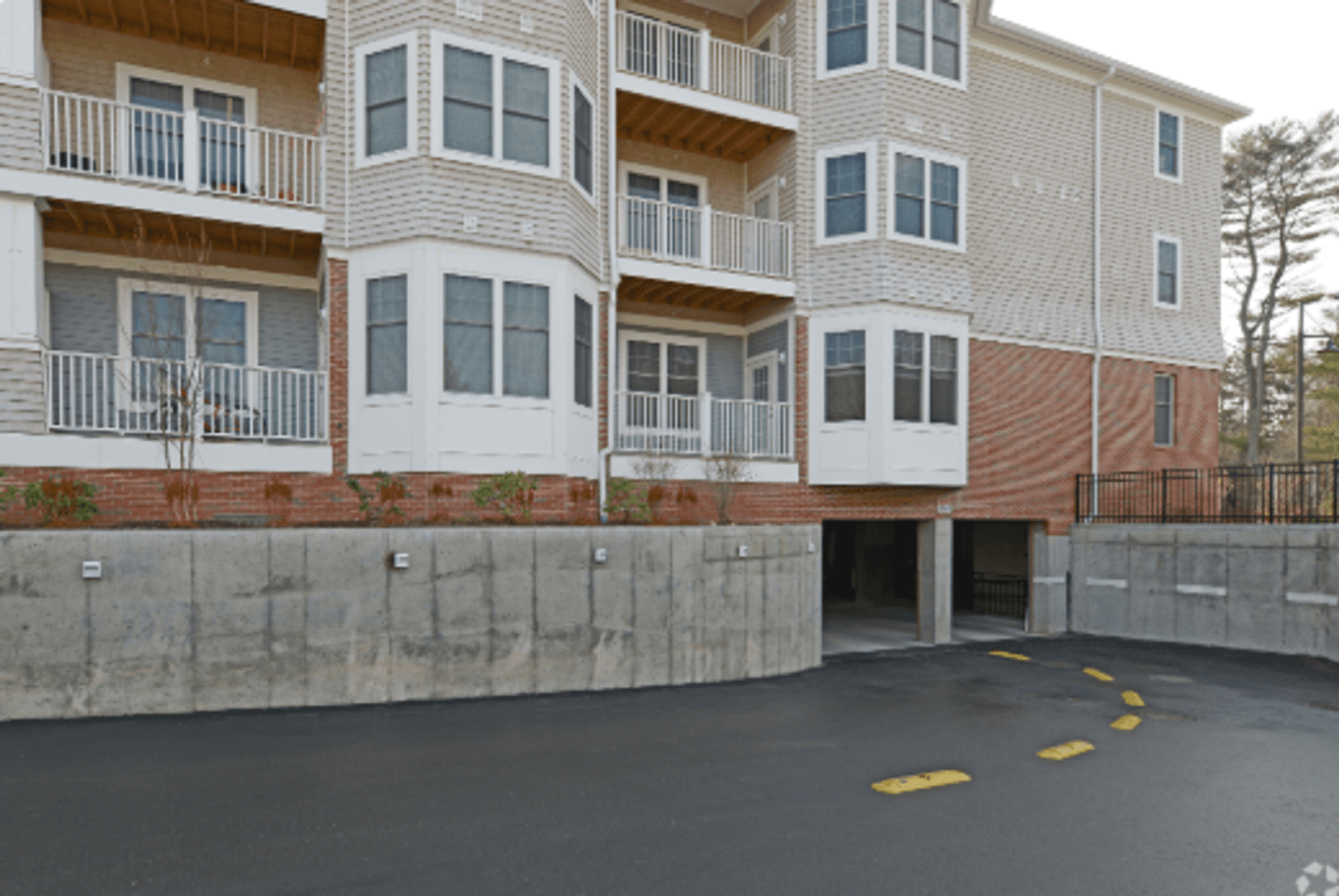 South Easton Apartment: 11 Roosevelt