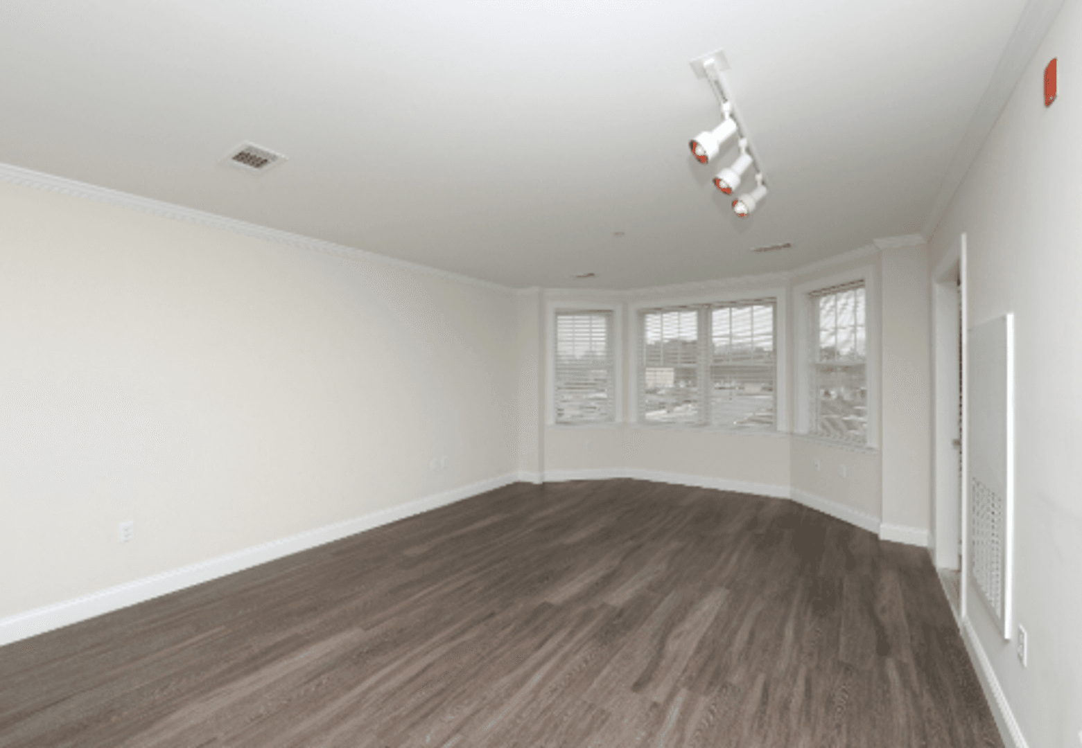 South Easton Apartment: 11 Roosevelt