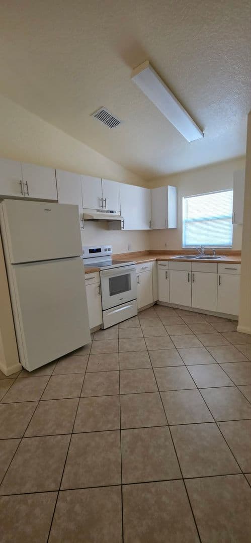 Spring Hill Apartment: 8365 Omaha Circle