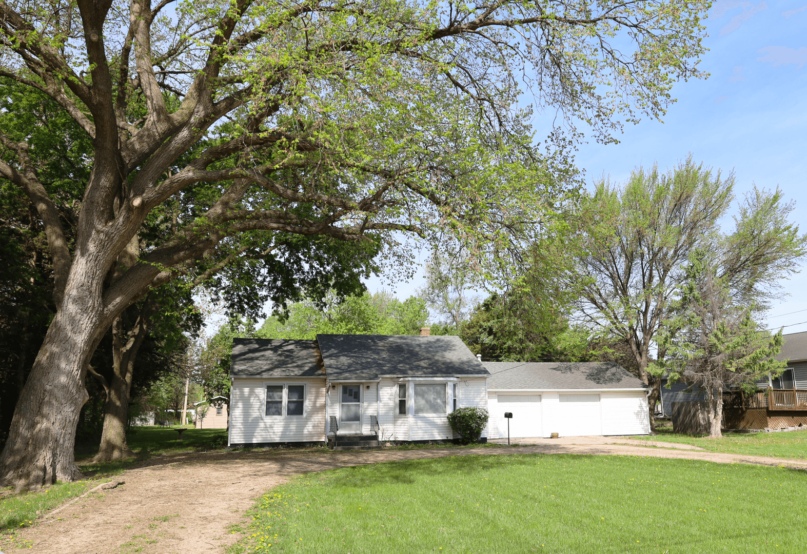 Grand Island House: 214 S. Shady Bend Road