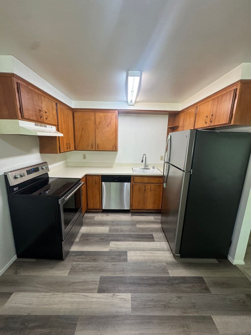 Kent Apartment: 10833 & 10835 SE 200th Street