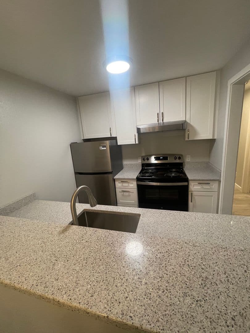 Burien Apartment: 1011 SW 149th St