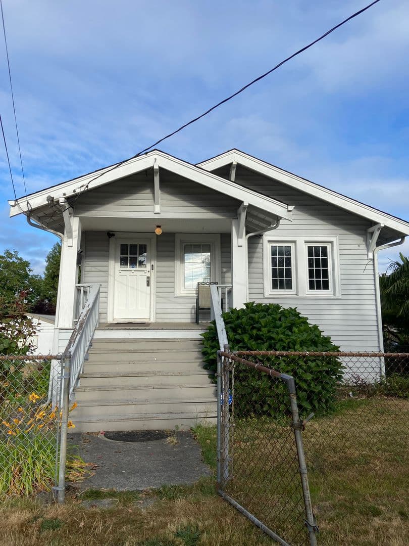 Seattle House: 10025 39th Ave SW