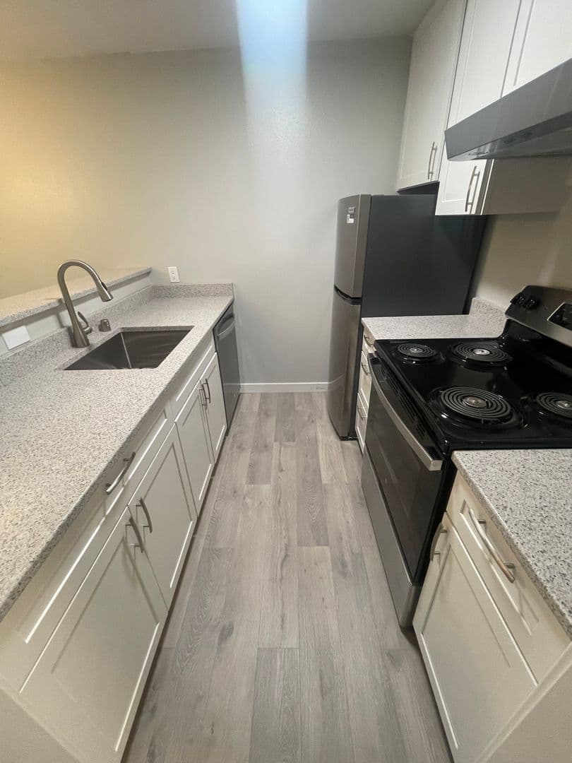 Burien Apartment: 1011 SW 149th St