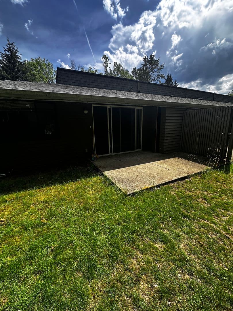 Kent Apartment: 10833 & 10835 SE 200th Street