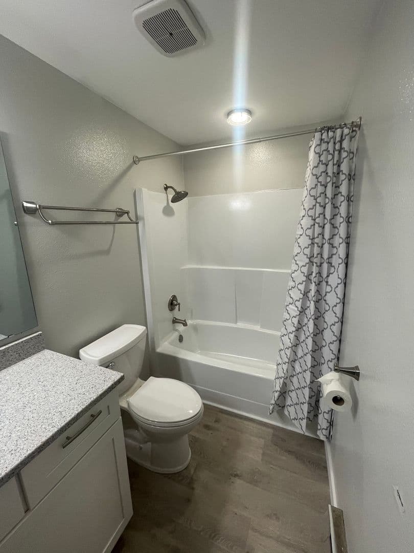Burien Apartment: 1011 SW 149th St