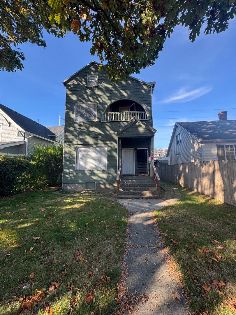 Tacoma Apartment: 712  S Sheridan