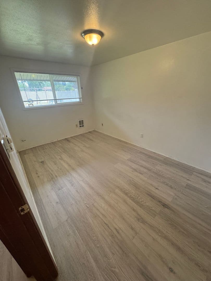 Kent Apartment: 10833 & 10835 SE 200th Street
