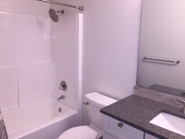 Burien Apartment: 1011 SW 149th St