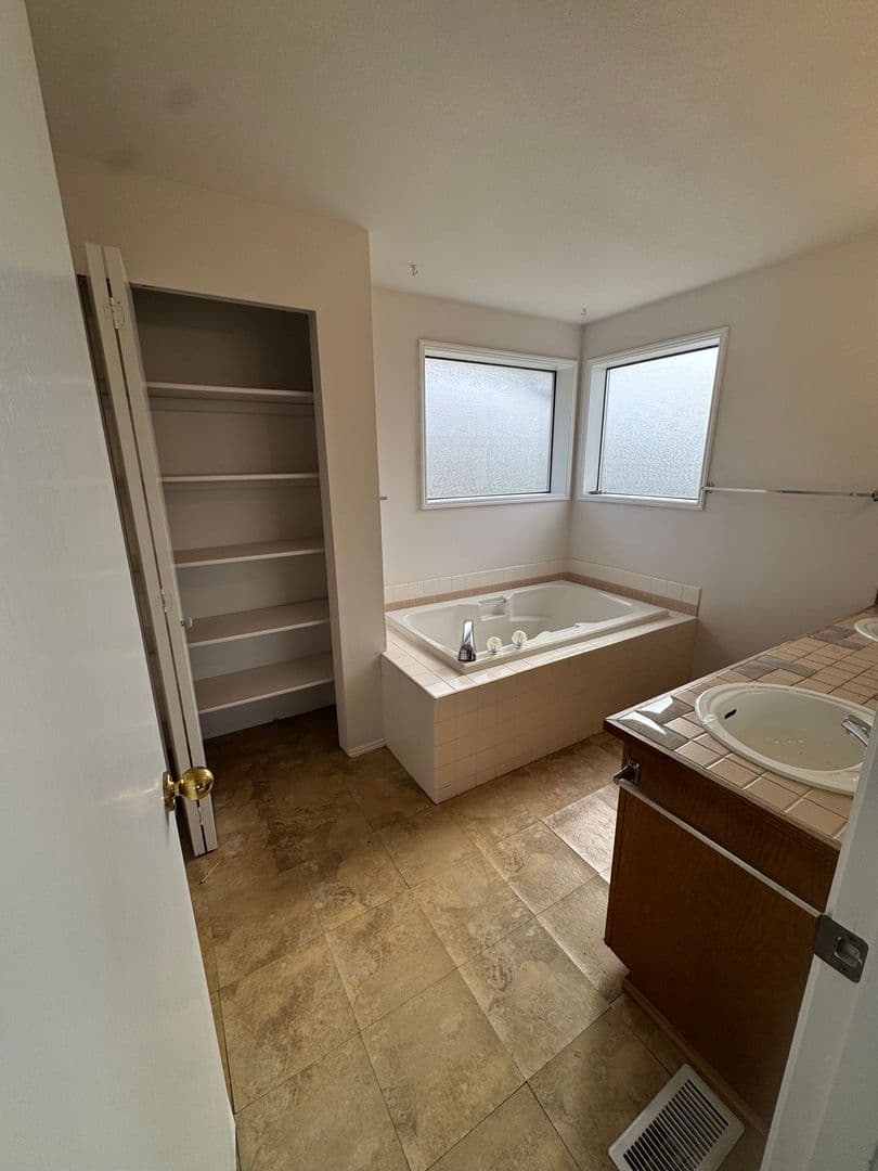Tacoma House: 1507 63rd Ave NE